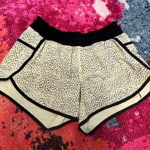 Lululemon Tracker Short III MR - Size 8